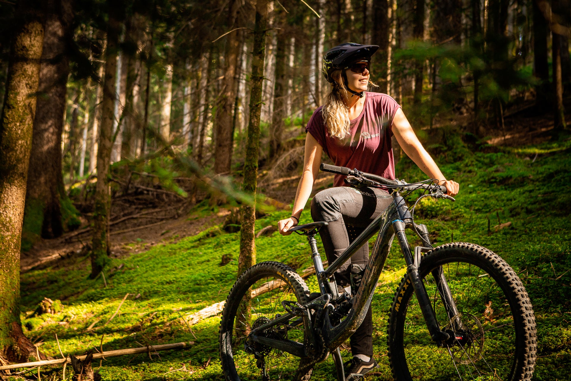 Frau mit Shirt und ihrem Bike