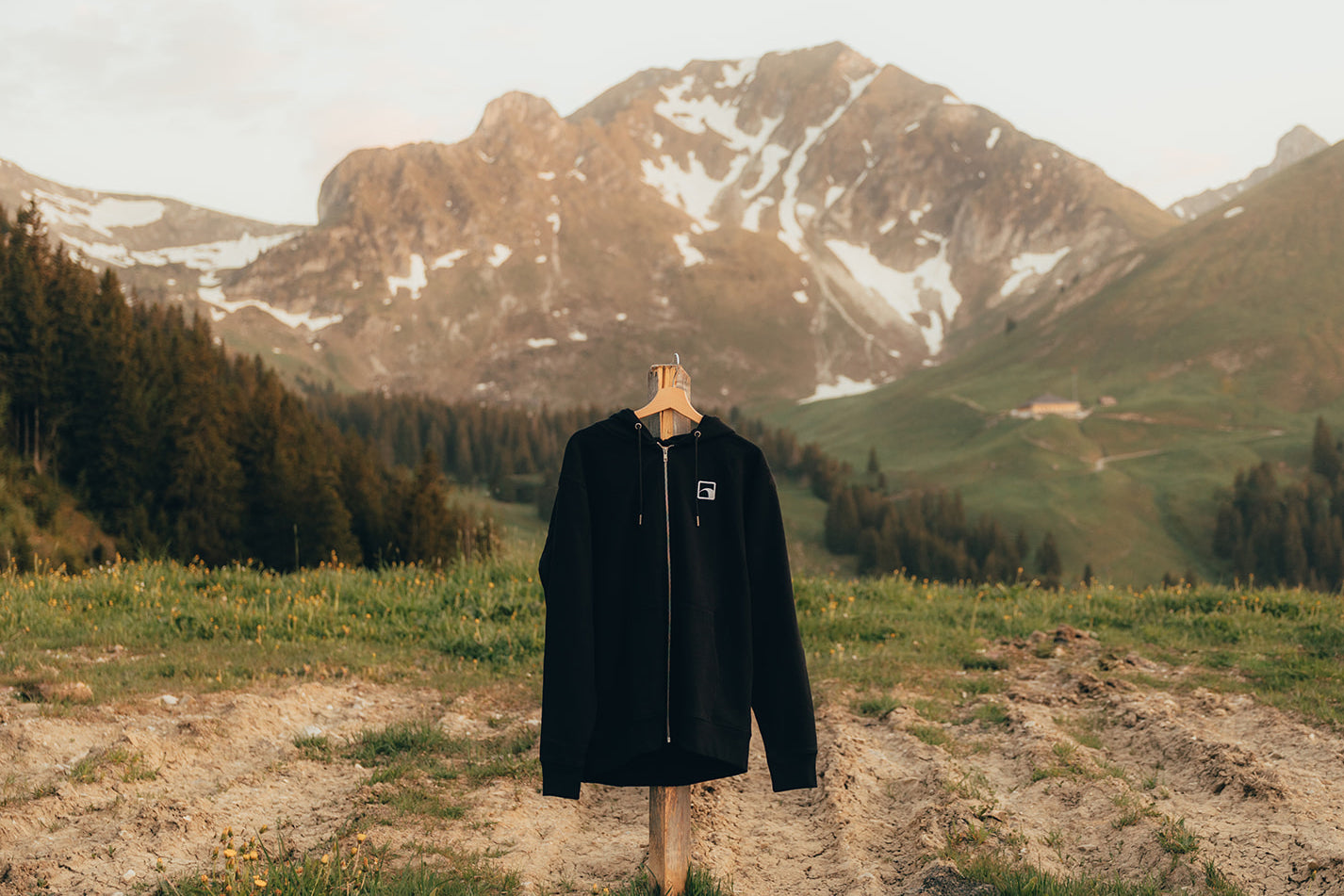 HILLRIDERS – Zip Hoodie
